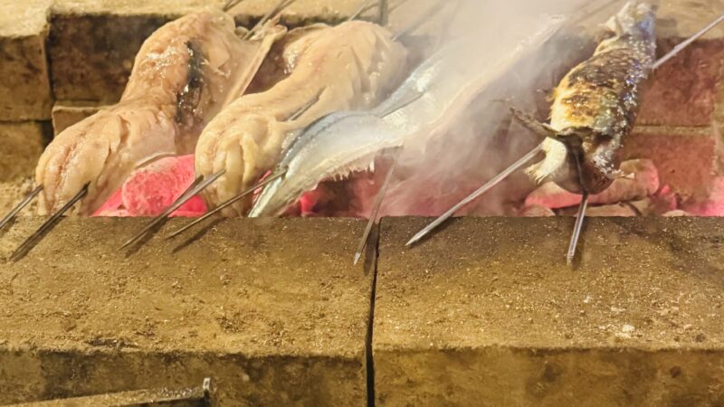 コレは飯テロ　目の前で魚を炭焼き　たまりません　湯島の名店「炭屋」さん